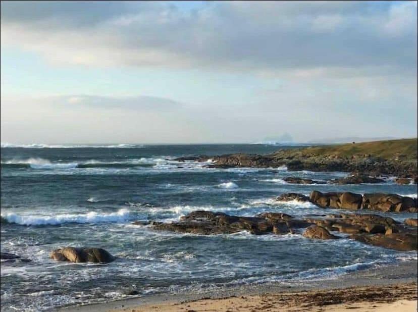 Drop Anchor House, Spacious 3 bedroom apartment, fabulous sea views Cleggan Exterior foto