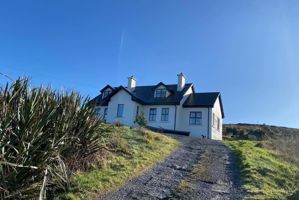 Drop Anchor House, Spacious 3 bedroom apartment, fabulous sea views Cleggan Exterior foto